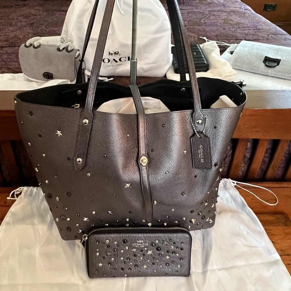 NWOT COACH MARKET TOTE WITH STAR RIVETS AND MATCHING WALLET